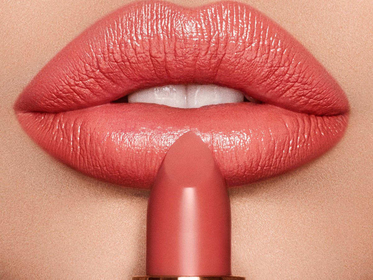  K.I.S.S.I.N.G Lipstick in Coachella Coral lip close up