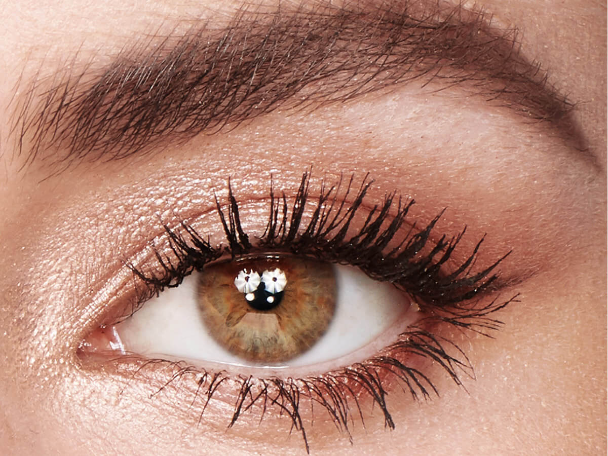 Exaggereyes eyeshadow palette green eyes close up